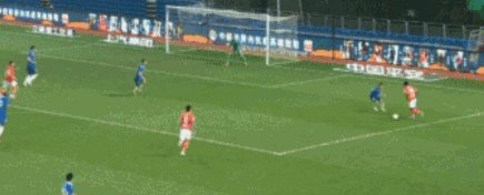 吴曦点球瞬间疑遭激光干扰