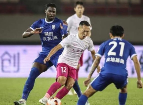 转播镜头显示吴曦主罚点球时，现场似有激光笔干扰