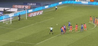 转播镜头显示吴曦主罚点球时，现场似有激光笔干扰