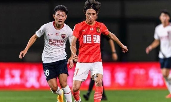 宋文杰右路传中，林创益包抄破门，海牛1-0泰山