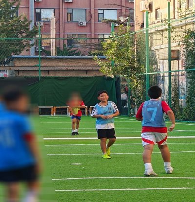 孩子在哪踢球啊？进市队了吗？