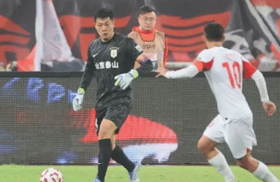 扩大比分！泽卡抢点破门，泰山2-0玉昆